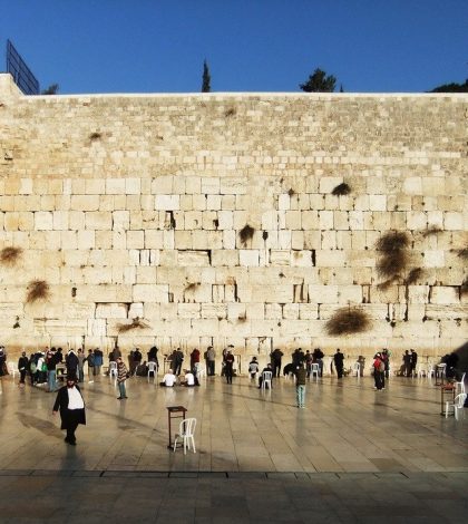 Turistas visitan el Muro de las Lamentaciones en Jerusalén
