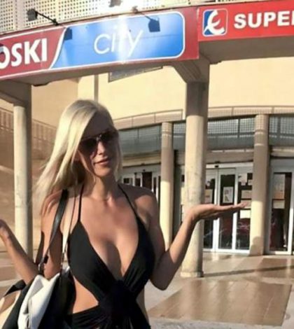 Playmate alemana es sacada de un supermercado por ser demasiado sexy