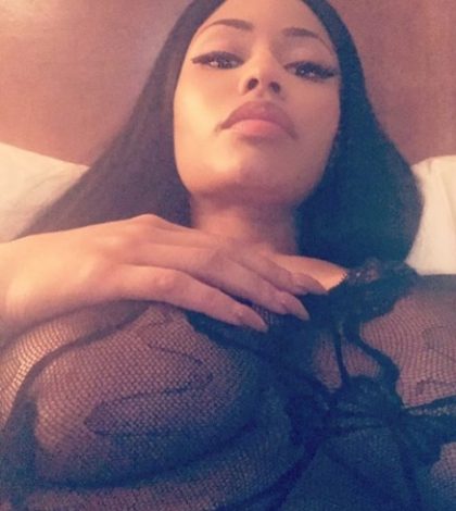 Nicki Minaj muestra desbordantes senos en sexy lencería