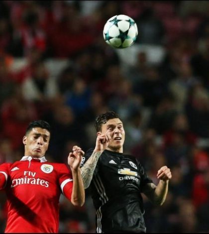 Benfica cae ante Manchester United con Raúl Jiménez como titular
