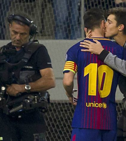 Messi no marcó… pero se llevó besos, abrazos y hasta un selfie