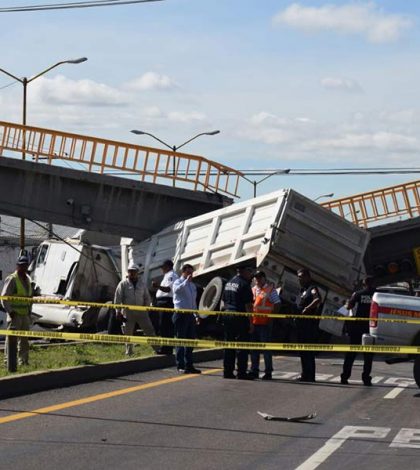 Tráiler impacta a tres vehículos y derriba puente en Aguascalientes