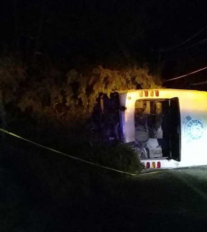 Vuelca Camión de los Reboceros: 8 heridos