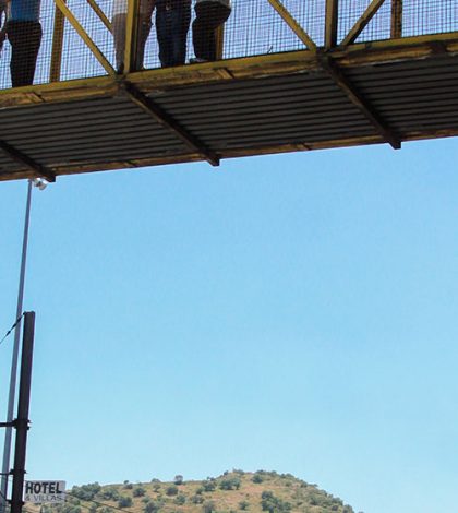 Joven mujer se arroja de un puente en calzada de Zaragoza
