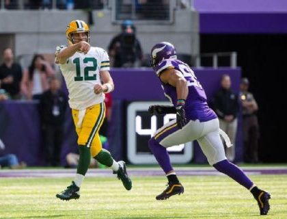 Mike Zimmer defiende golpe de Anthony Barr sobre Aaron Rodgers