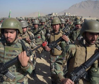 Afganistán: Talibanes atacan base militar y matan a 43 soldados