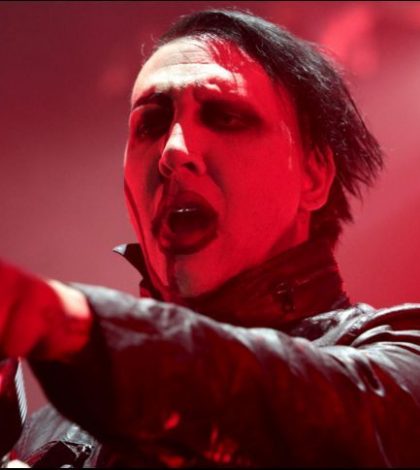 #Video Marilyn Manson, lesionado al caerle decorado en concierto