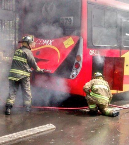 Se incendia unidad de Metrobús en Iztacalco