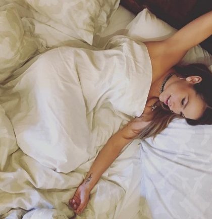 Fabiola Campomanes publica íntima foto en la cama