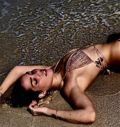 Frida Sofía comparte sensual rutina de ejercicio en pequeñito bikini