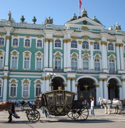 El Palacio de Invierno y la plaza de Palacio  en San-Petersburgo