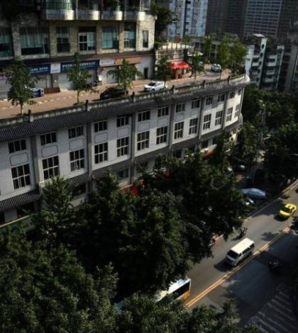 Un edificio chino tiene una calle en el techo