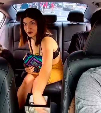 Antes de bajar del auto, mujer roba propinas a conductor de Uber