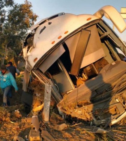 Cierran carretera Querétaro-León por accidente de autobús