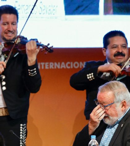 Fernando Savater se conmueve al escuchar mariachi en la FIL