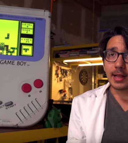 Joven rompe récord con ‘Game Boy’ más grande del mundo