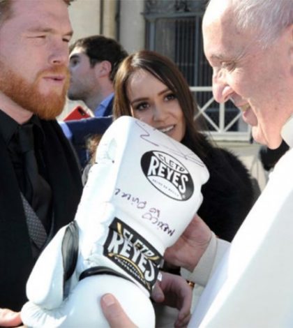 «Canelo» le entrega un presente al Papa Francisco
