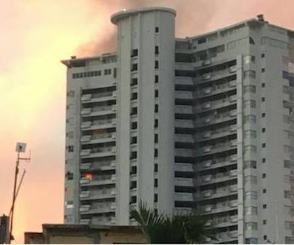 Muere persona al arrojarse de piso 21 tras incendio en torre de Acapulco