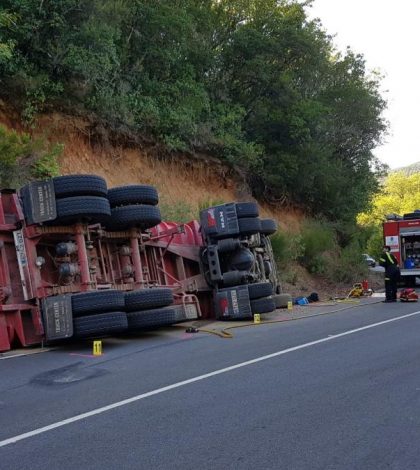 Trágico accidente en la carretera a Valles; impacta su camión contra talud y muere