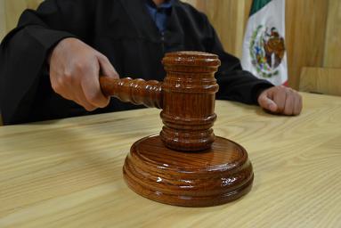 Juez califica de legal detención de policías