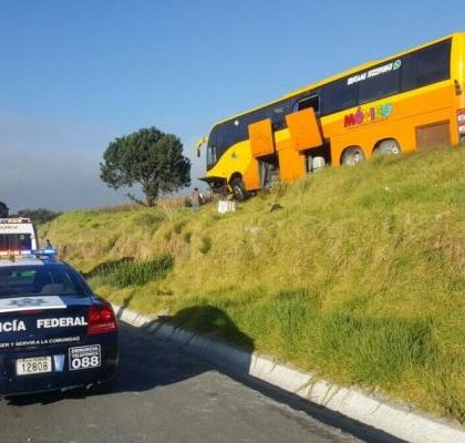 Autobús se queda sin frenos en la México-Puebla; reportan lesionados