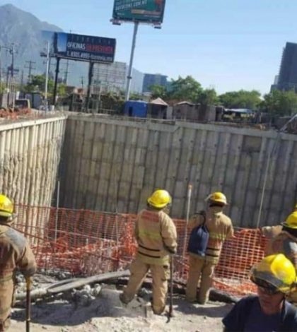 Derrumbe de casas en Monterrey deja un muerto y gente atrapada