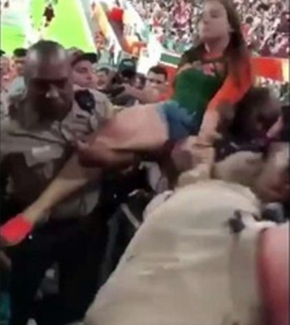 #Video: Policía aplaca a mujer ebria con puñetazo en la cara