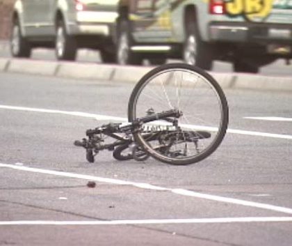 Grave ciclista atropellado por camioneta en el Anillo Periférico