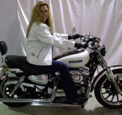 Oferta a su mujer y a su moto por internet
