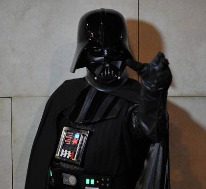 Roba almacén con máscara de Darth Vader