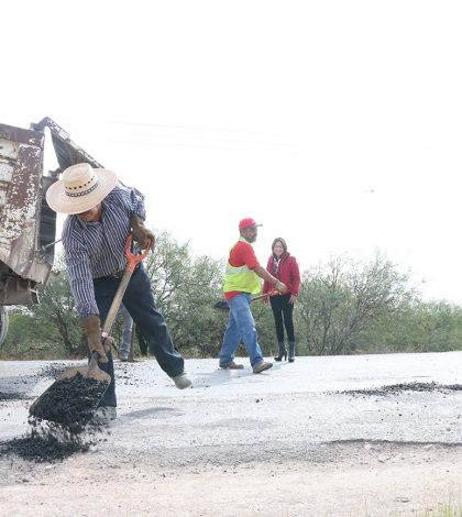 Tras 30 años de  abandono inicia bacheo de carretera Peñasco-Bocas