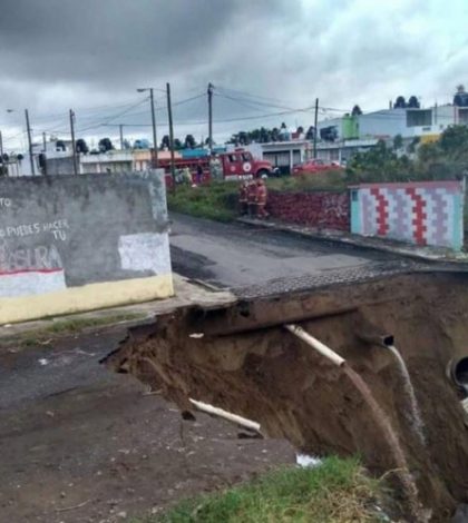 Rellenan socavón con arena en Veracruz; vecinos solicitan muro de contención