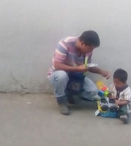 Soldado regala carrito de juguete a niño vendedor de chicles