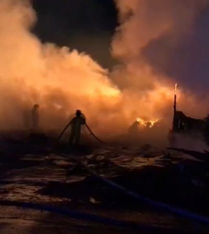 Voraz incendio acaba con  fábrica de madera en Ecatepec