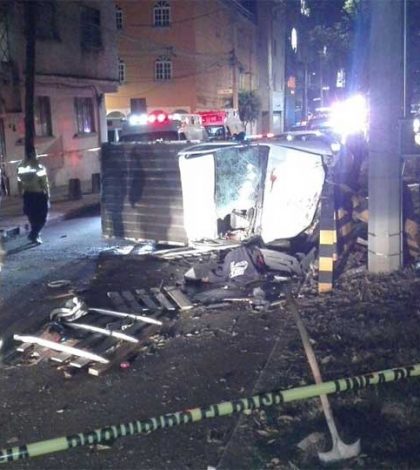 Muere mujer por volcadura en Viaducto Miguel Alemán, hay dos lesionados