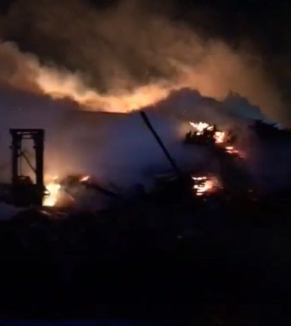 Voraz incendio acaba con fábrica de madera en Ecatepec