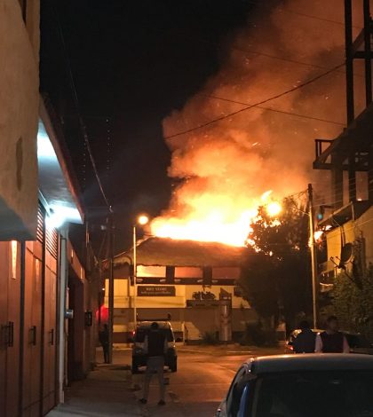 Espectacular incendio consume restaurante El Bife de Himalaya
