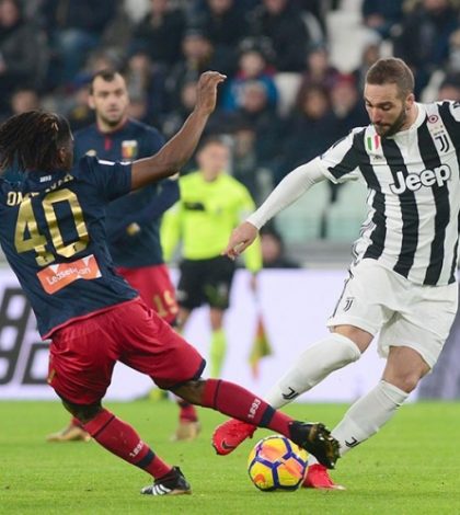 Juventus vence a Genoa y mete presión al Nápoli