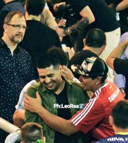Riquelme y el abrazo que le dio un hincha de River Plate