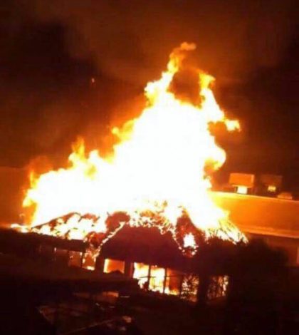 Incendio consume el restaurante la Cabaña de Pecos (VIDEO)
