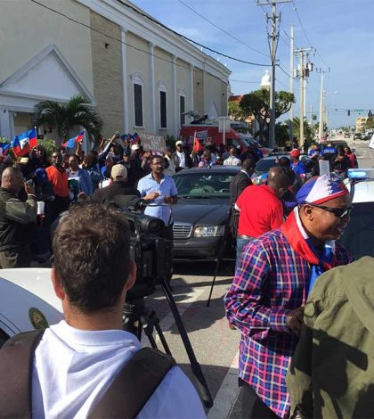 #Video: Cientos de haitianos persiguen a Trump y le exigen disculpas
