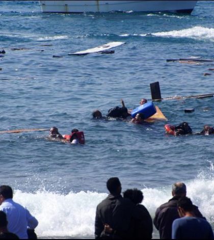 Desaparecen cerca de 100 inmigrantes tras naufragio