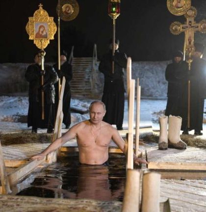 Putin se baña en un lago helado para celebrar la Epifanía