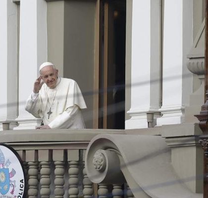 Papa rompe el protocolo para acercarse a peruanos y visita la Amazonia