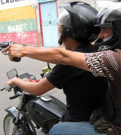 Siguen los asaltos en motocicleta; sujetos roban negocio en Avenida Gálvez