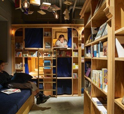 Un nuevo albergue-librería permite dormir entre libros