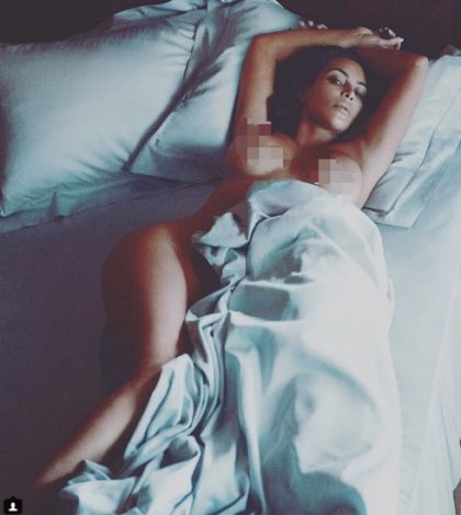 Kim Kardashian se desnuda en la cama sin pudor