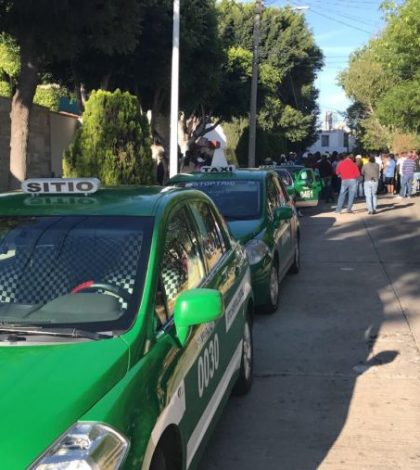 Taxistas se manifiestan frente a la Casa de Gobierno; protestan contra Uber