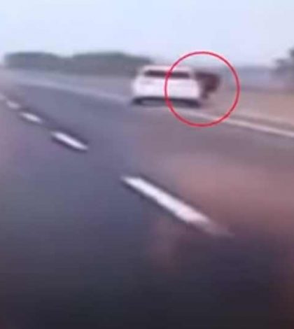 Mujer salta de un auto a 90 km/h y resulta ilesa