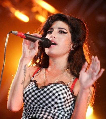 Comparten tema inédito que Amy Winehouse grabó a los 17 años